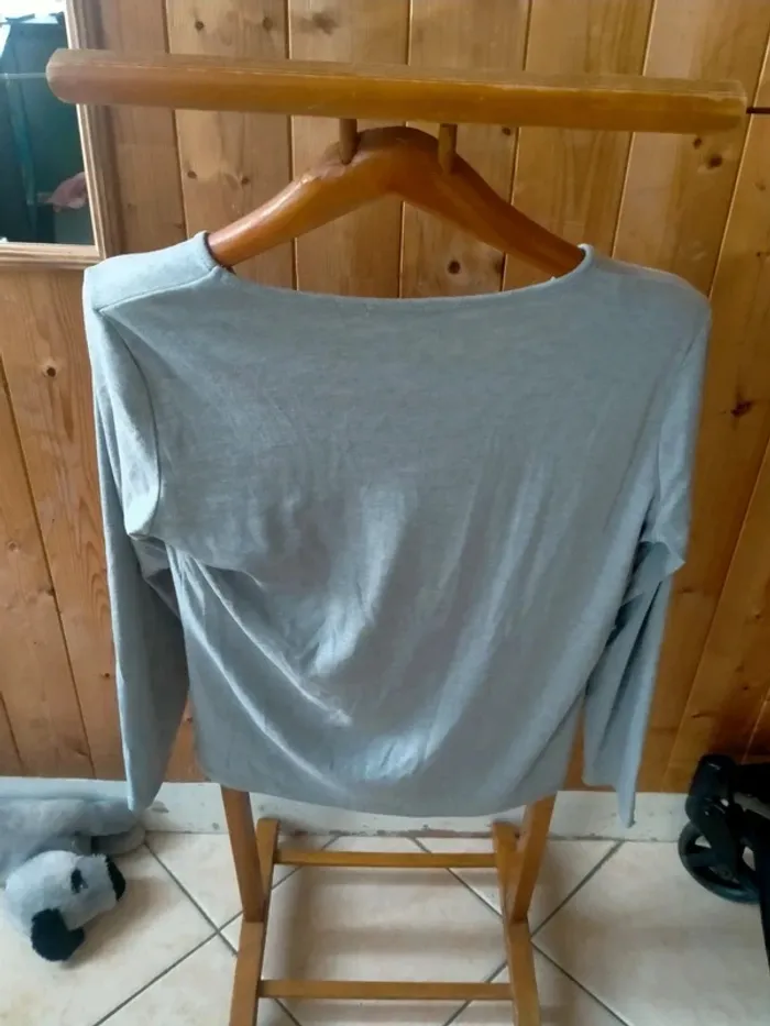 Haut gris à manches longues Taille 42/44 - photo numéro 4