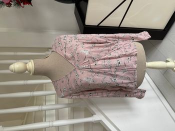 Blouse Camaieu col V rose avec motifs oiseaux blancs et fleurs blanches