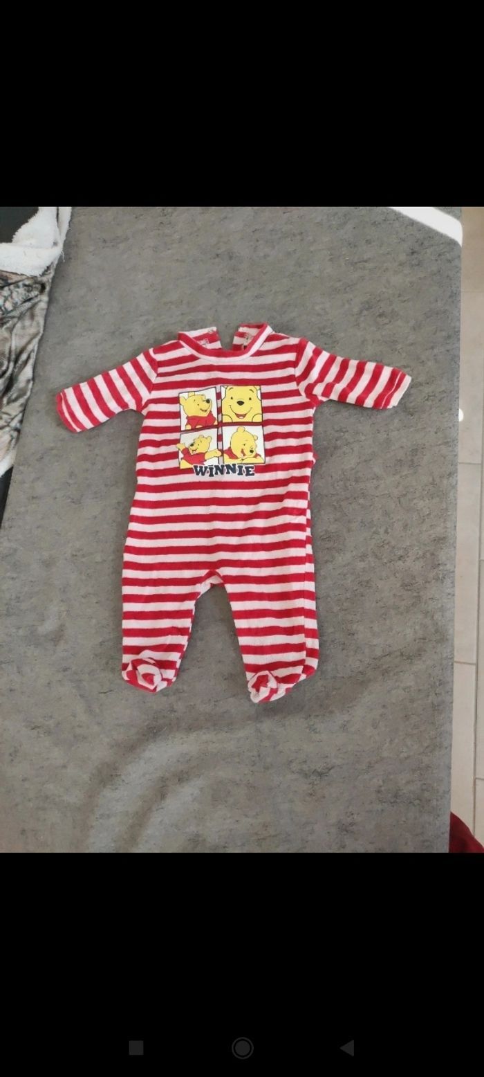 Pyjama velours Winnie l'ourson mixte taille 6 mois très bon état