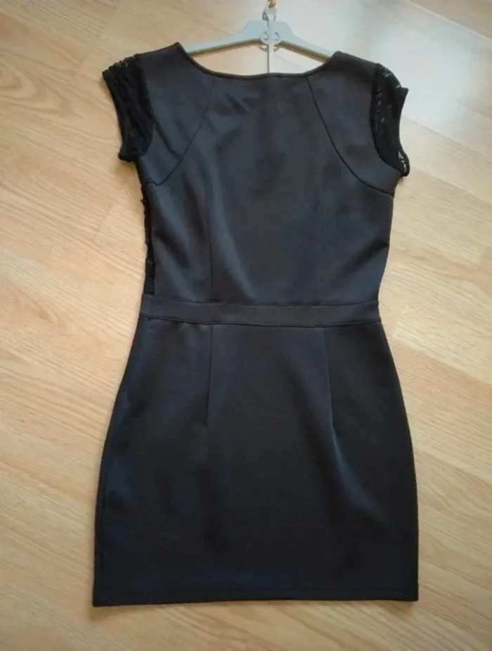 Robe courte. Noire. Femme . B&K style.
Taille M - photo numéro 10