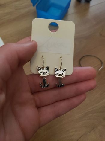 1 paire de boucle d'oreille chat