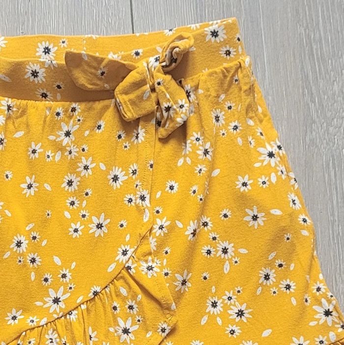 Jupe fluide couleur moutarde. Fille 8 ans. Marque Kiabi - photo numéro 2