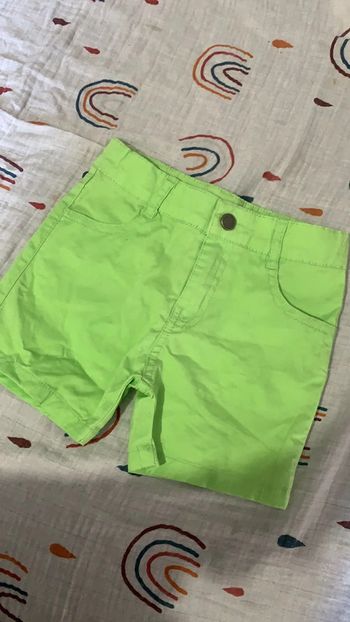 Short vert jamais porté 18 mois 80cm