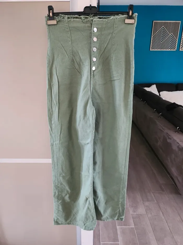 Jean pantalon jambes larges baggy vert kaki taille 38 très bon état effet effiloché sur le haut