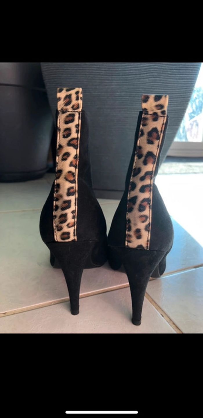Bottines noires, matière peau de pêche. Comme neuve - photo numéro 2