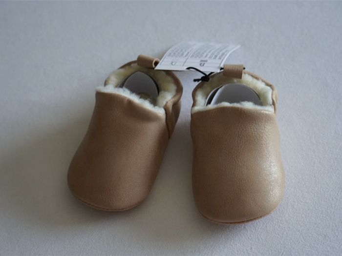 Chaussons beiges imitation cuir neufs avec étiquette Taille : 3/6 mois