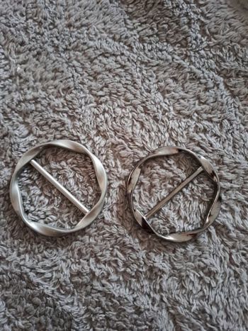 Accroches foulard et vêtements