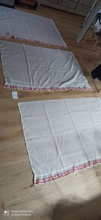 3 rideaux blancs et rouge