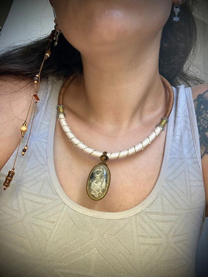 Collier torque en macramé et coton avec pierre de Corail fossilisé et Œil de Tigre - photo numéro 6
