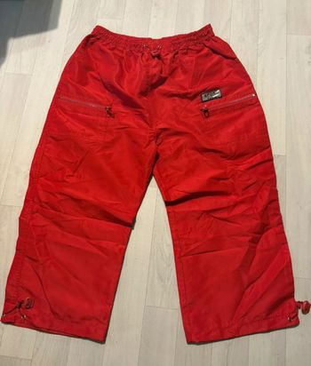 Pantacourt taille 2 rouge avec des poches très bon état