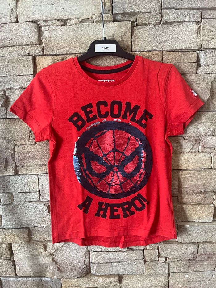 T-shirt Marvel 5-6 ans parfait état - photo numéro 1