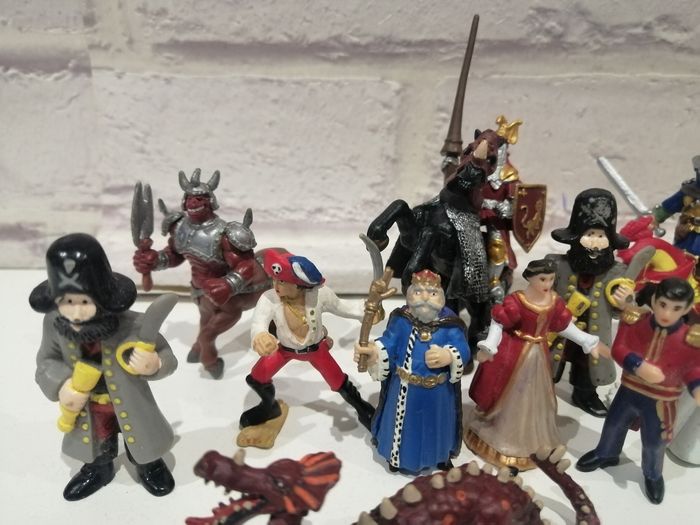 Mini figurines plastoy  princesses chevaliers... - photo numéro 5