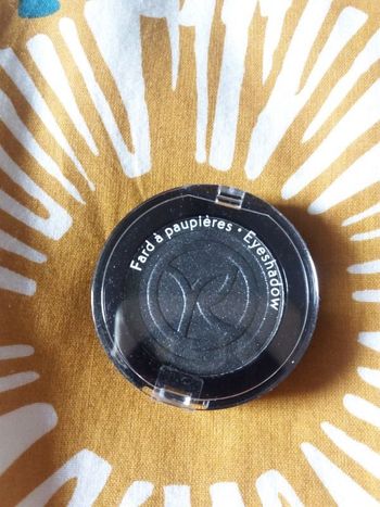 Fard à paupière noir