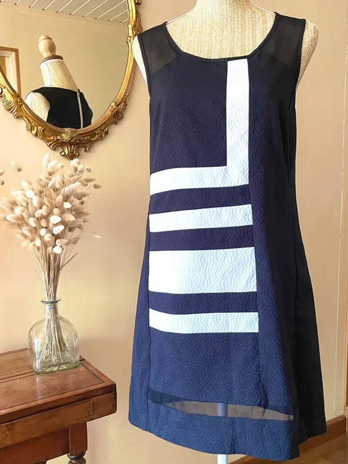 Robe Style Art Déco Neuve avec Détails en Tulle – Miss Captain – Taille M - photo numéro 2