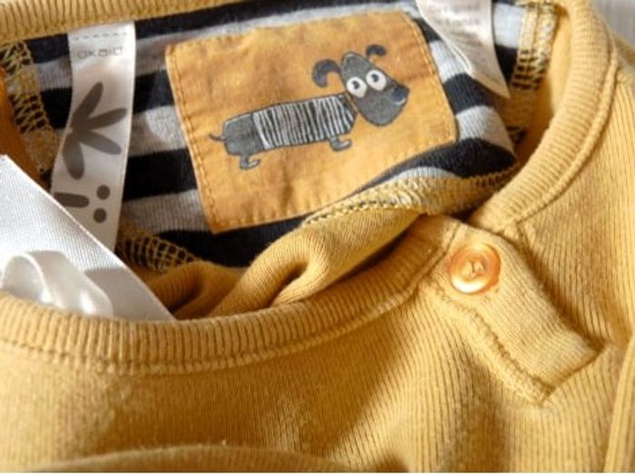 T-shirt Fille Okaidi 6 ans jaune moutarde motif chien TBE - photo numéro 3