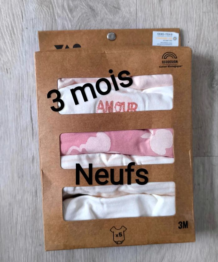 Lot de 5 bodies 3 mois NEUFS coton bio