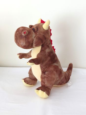 Grande peluche dragon marron jaune rouge ZDT 41 cm sos doudou Action ?