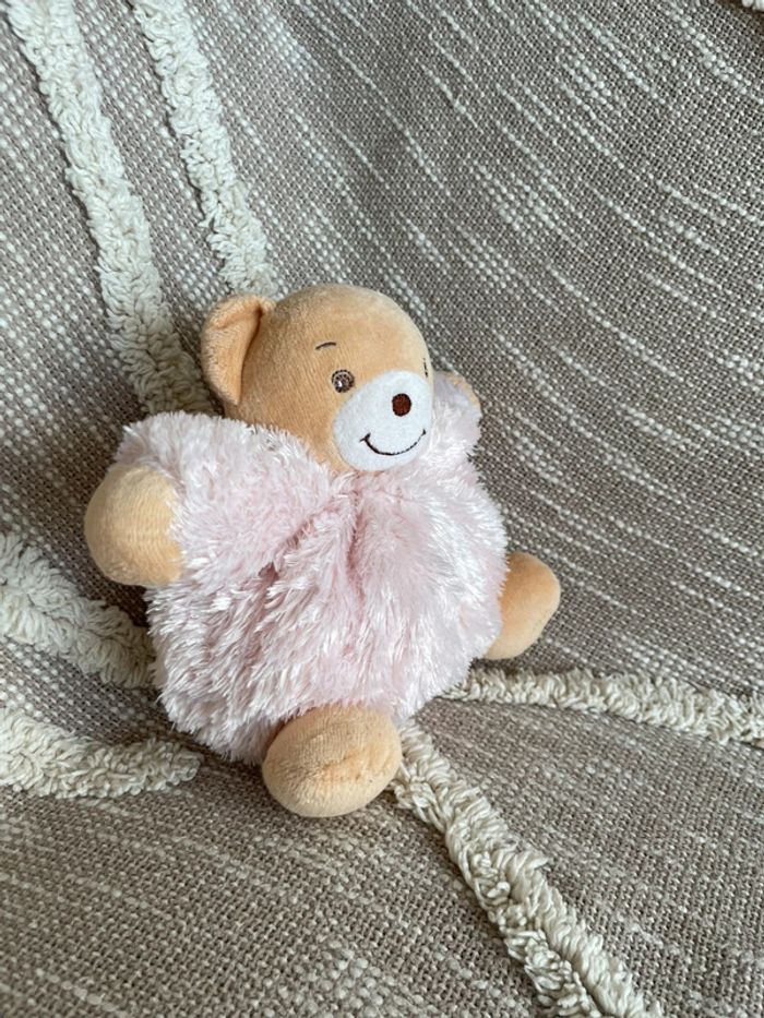 Peluche doudou boule 18cm Kaloo ours beige et rose à poil long très bon état - photo numéro 2