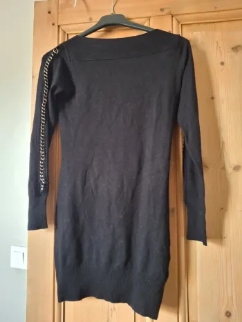 Robe fausse chaînette sur les manches noire moulante