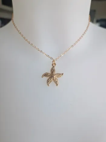 Collier fantaisie doré pendentif petite étoile de mer