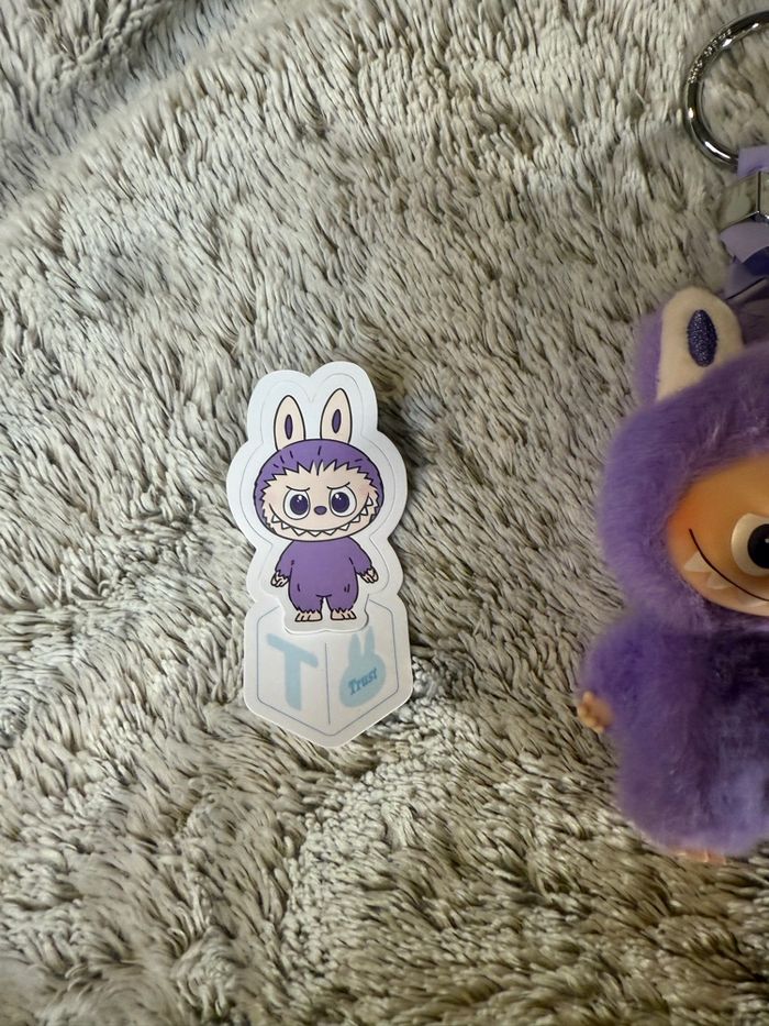 Labubu pin for love lettre T - photo numéro 3