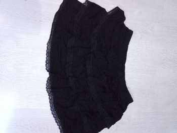 Petite jupe noire à volant