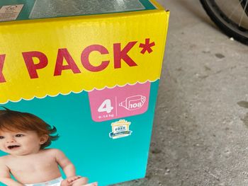 Carton e couches Pampers