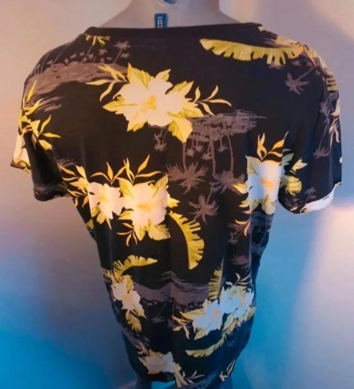 👕 T-shirt tropical noir à fleurs – Style estival - photo numéro 2