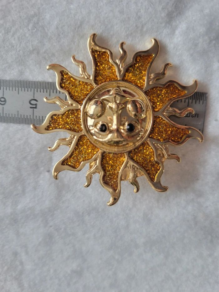 Broche soleil doré et sourant - photo numéro 6