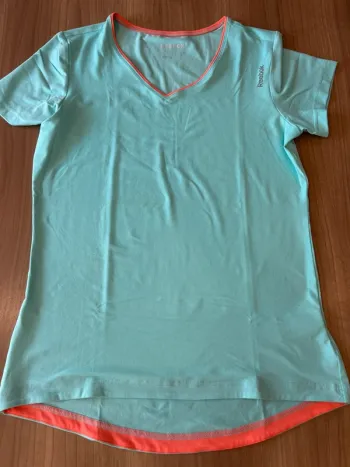 Tee shirt reebok col V taille L