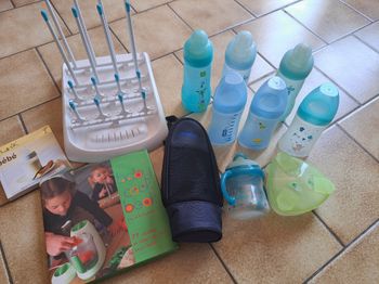 Lot biberons et accessoires