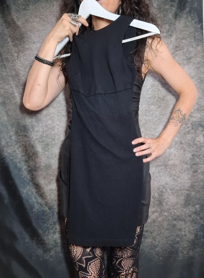 Petie robe noire dentelle