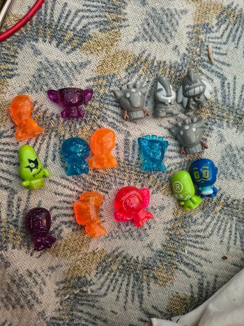 Lot Gogo's crazy bones jojo's 
