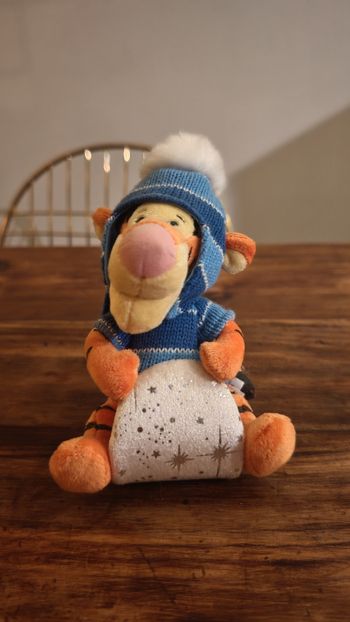 Peluche Tigrou de Winnie l'Ourson sur luge, vêtue d'une tenue d'hiver 15 cm