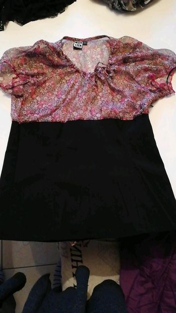 Haut a fleur et noir