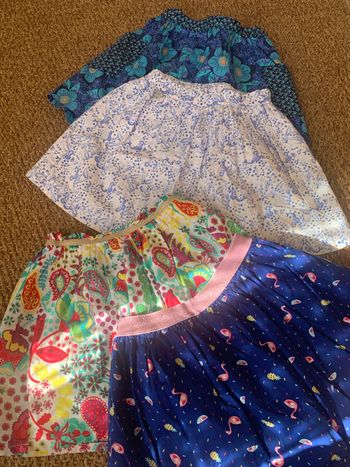 Lot fille 6 ans Printemps/été 4 jupes SM et Dpam