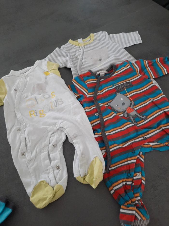 3 pyjamas Léger 1mois - photo numéro 2