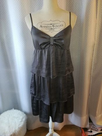 Robe Camaieu satinée grise, avec volants, taille 38, TBE !