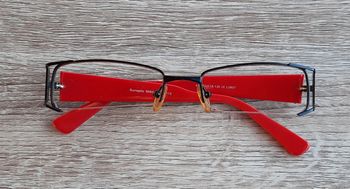Monture de lunettes noire et rouge