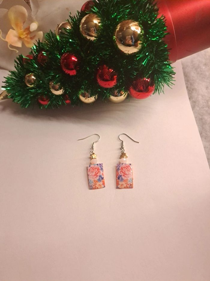 Boucles d'oreilles pendante florale en résine