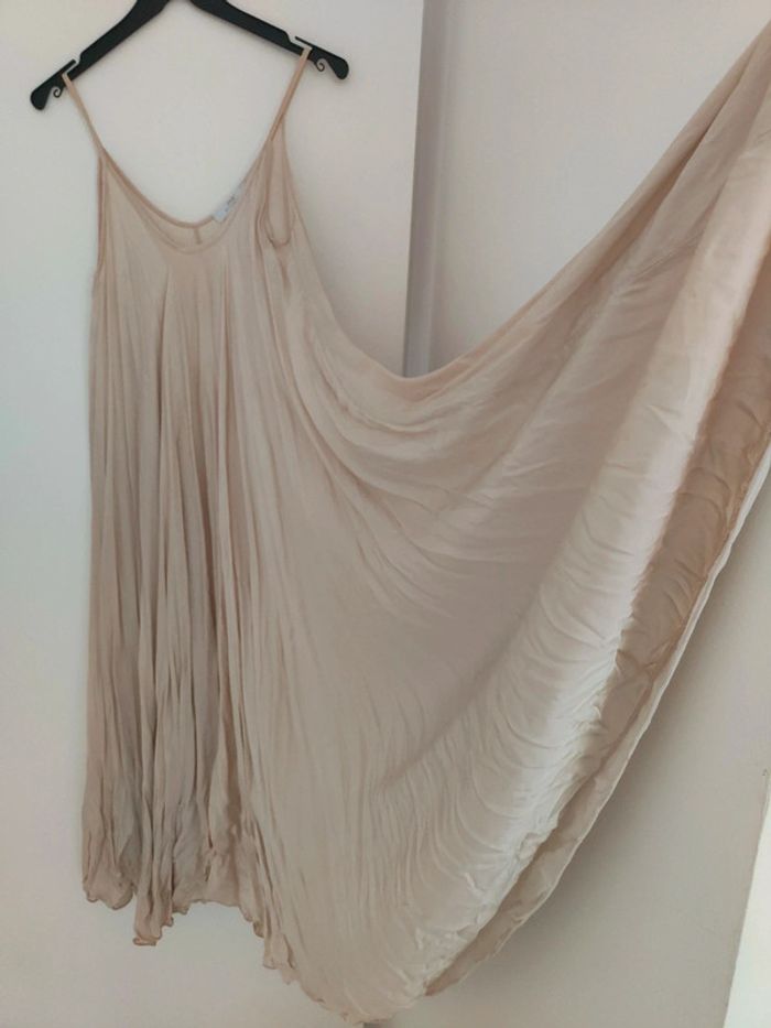 Robe satinée longue d'été à fines bretelles couleur champagne Très joli drapée - photo numéro 3