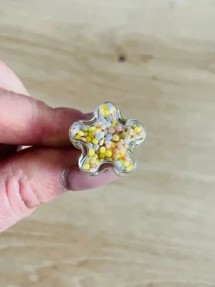 Bague ajustable forme fleur colorée - photo numéro 3