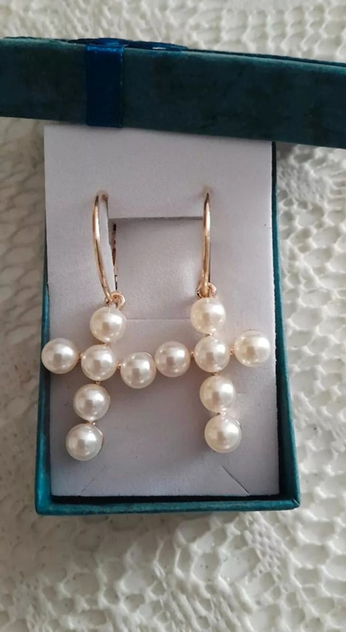 Boucles d'oreilles créoles avec croix, perles blanches, pendantes