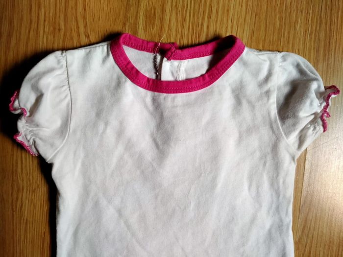 T-shirt blanc froufrous roses. bébé 18 mois - photo numéro 3