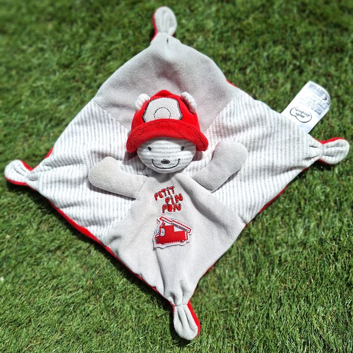 DOUDOU CARRE PLAT OURS POMPIER - MOTS D'ENFANTS