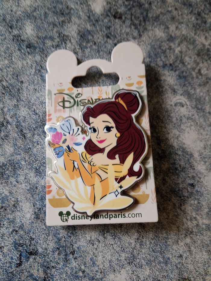 Pin's Belle dans la belle et la bête Disneyland Paris neuf