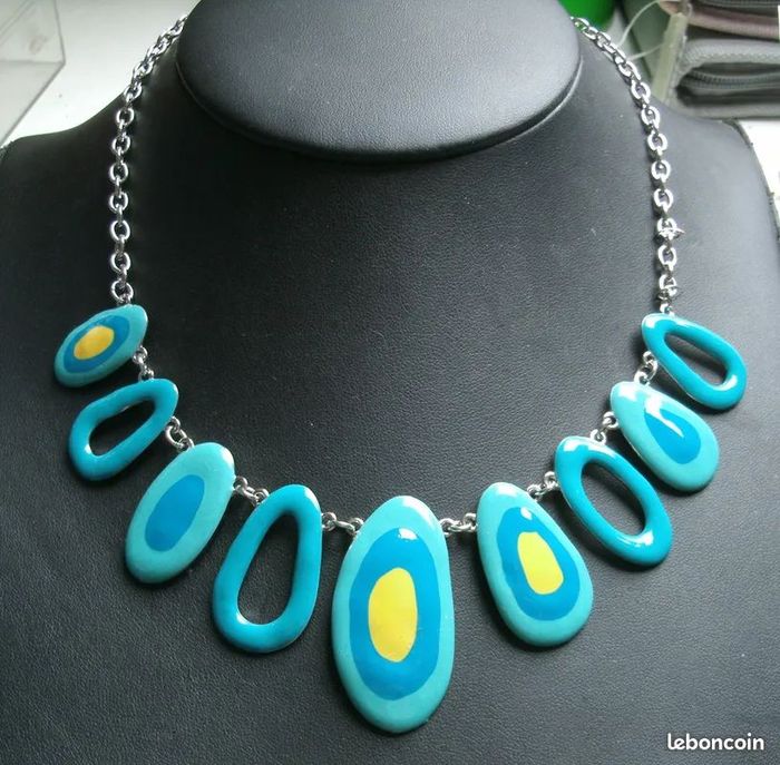 Collier émail - bleu et touche de jaune sur chaîne réglable