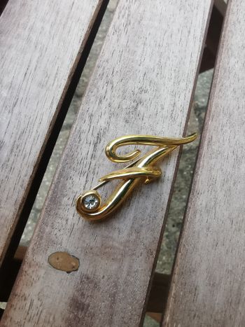 Broche alphabet lettre F en italique vintage Monet