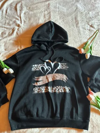 Sweat à capuche noir motif cœur Shein – Taille M 🖤