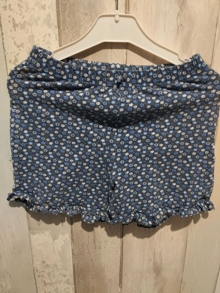 short fille à fleurs
